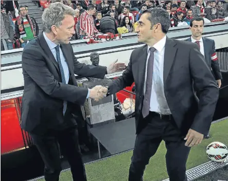  ?? FOTO: UNCITI ?? en el derbi del año pasado en San Mamés, que terminó con empate a un gol
David Moyes saluda a Ernesto Valverde