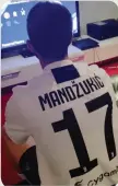  ??  ?? Pjanic gioca con la maglia di Mandzukic