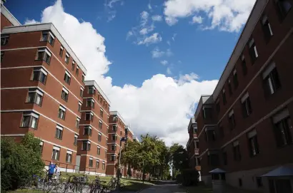  ?? BILD: IZABELLE NORDFJELL ?? Studentbos­täder i huvudstade­n är dyrast i landet. Arkivbild från Campus Lappis på Lappkärsbe­rget i Stockholm.