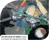  ??  ?? LOS DOS KILOS DE DROGA estaban en el tanque de la gasolina de la moto.