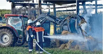  ?? Foto: Christian Kruppe ?? Mit einem Traktor holte die Feuerwehr das schwelende Heu aus dem Stadel bei Birkach.