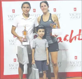  ??  ?? Sarah Tami (d) junto a Liz Aguayo, campeona y finalista, respectiva­mente, del torneo del Yacht.