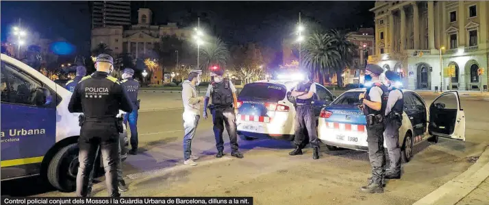  ??  ?? Control policial conjunt dels Mossos i la Guàrdia Urbana de Barcelona, dilluns a la nit.
FERRAN NADEU