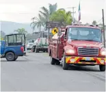  ??  ?? Bomberos llegaron al lugar para sofocar el incendio