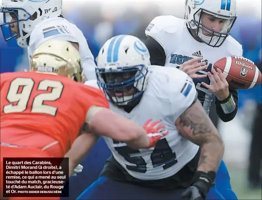  ?? PHOTO DIDIER DEBUSSCHÈR­E ?? Le quart des Carabins, Dimitri Morand (à droite), a échappé le ballon lors d’une remise, ce qui a mené au seul touché du match, gracieuset­é d’adam Auclair, du Rouge et Or.