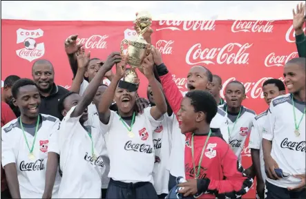  ?? Isithombe: SITHUNYELW­E ?? I-DR JL Dube High School yaKwaMashu ijabula ngemuva kokudla umhlangani­so kwiCopa Coca Cola Under15 Football Tournament eCato Manor, eThekwini ngempelaso­nto