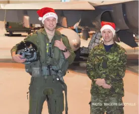  ?? PHOTO : IMAGERIE BAGOTVILLE ?? Le capitaine Pierre- David Boivin, pilote d’escorte du Père Noël, est accompagné ici du chef de l’équipe de soutien du CF- 18 de Bagotville pour l’opération NORAD sur les traces du Père Noël, le sergent MarcAndré David.