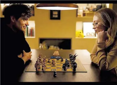  ?? INSTAGRAM ?? Henry Cavill y Natalie Viscuso, en la imagen que han difundido en Instagram jugando al ajedrez.