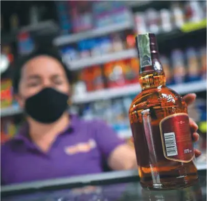  ?? El Espectador ?? La restricció­n a la venta de licor al público regirá desde la medianoche de hoy hasta el 27 de diciembre.