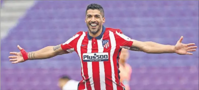  ??  ?? Luis Suárez celebra el 1-2 ante el Valladolid, que supuso la victoria en Zorrilla y el título de LaLiga para el equipo rojiblanco.