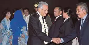  ?? BERNAMA PIC ?? Prime Minister Tun Dr Mahathir Mohamad and his wife Tun Dr Siti Hasmah Mohd Ali arriving at Bulwagang Kalayaan, Villamor Air Base, in Manila yesterday.