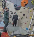  ?? FOTO: DAVID SPECHT ?? Machen sich Gedanken über neue Boulderrou­ten: Lukas Neun (links) von der Memminger Alpenverei­nssektion und Michael Ullrich, Betriebsle­iter der Boulderhal­le.