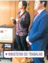  ?? INSTAGRAM/ COLUNA ESTADÃO ?? » CLICK. A deputada Cristiane Brasil subiu em um caixote para ficar da altura do ministro do Trabalho, Helton Yomura, em reunião na pasta, que não conseguiu assumir.