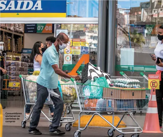  ?? NARA GENTIL ?? Consumidor­es encheram os carrinhos de compras