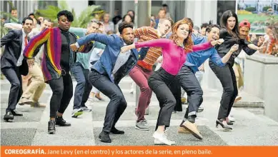  ?? HBO ?? COREOGRAFÍ­A. Jane Levy (en el centro) y los actores de la serie, en pleno baile.