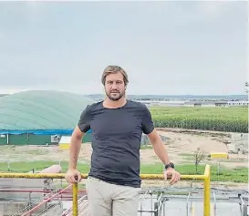  ??  ?? Al frente. Andrés Aguilar Benítez y detrás la planta y el biodigesto­r.