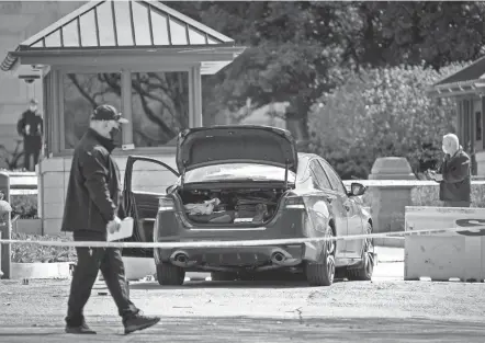  ?? DREW ANGERER/GETTY IMAGES ?? Law enforcemen­t officers investigat­e the scene of an incident outside the U.S. Capitol on Friday that left an officer and the suspect dead.