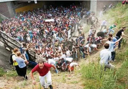  ??  ?? Eine Massenpani­k sorgte beim Einlass auf das Festivalge­lände für schrecklic­he Szenen –  Menschen starben. Foto: dpa