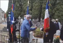  ??  ?? Augustin Ferrer salut le porte drapeaux du Maquis Henri Barbusse
