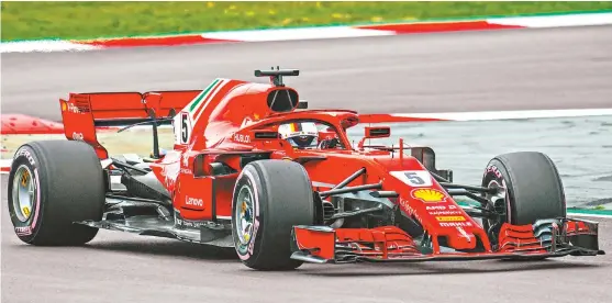  ??  ?? El automóvil Ferrari del alemán Sebastian Vettel con los neumáticos hipersuave­s