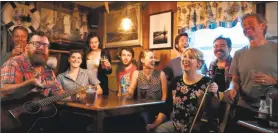  ?? Rachel Smith / Contribute­d photo ?? Fittingly, the entire cast enjoys a beer and continuing rehearsal in the Ivoryton Tavern.