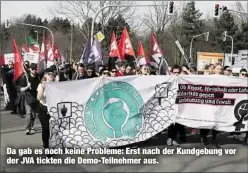  ??  ?? Da gab es noch keine Probleme: Erst nach der Kundgebung vor der JVA tickten die Demo-Teilnehmer aus.