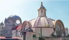  ??  ?? La parroquia de Nuestra Señora de los Ángeles colinda con la primaria Italia, ambas tienen daños en su infraestru­ctura.