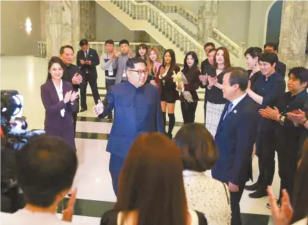  ?? Joint Press Corps ?? North Korean leader Kim Jong-un talks to South Korean musicians and singers after their performanc­e at the East Pyongyang Grand Theatre, Sunday. The South’s performanc­e troupe will leave Pyongyang today after a joint concert with North Korean musicians.