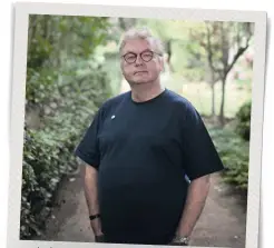  ??  ?? Après avoir longtemps bichonné les acteurs et leur carrière, Dominique Besnehard raconte le métier d’agent dans la série « Dix pour cent ».