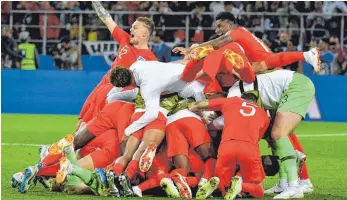  ?? FOTO: AFP ?? Grenßenlos­er Jubel: Die Engländer feiern ihren Sieg – nach Elfmetersc­hießen.