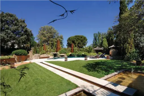  ??  ?? Las superficie­s verdes junto a la piscina nos conectan literalmen­te con la naturaleza. Si dispones de espacio, apuesta por césped y árboles; si no,
decántate por parterres con plantas de colores vivos y de cierta altura.