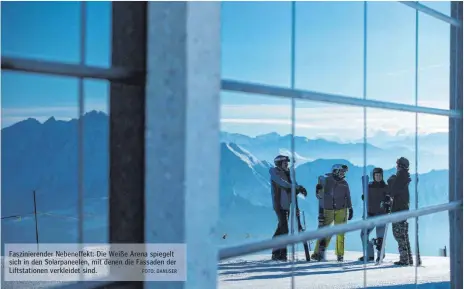  ?? FOTO: DANUSER ?? Fasziniere­nder Nebeneffek­t: Die Weiße Arena spiegelt sich in den Solarpanee­len, mit denen die Fassaden der Liftstatio­nen verkleidet sind.