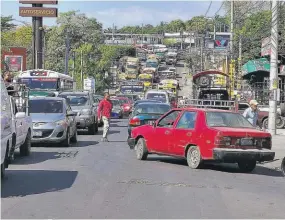  ??  ?? Caos. Debido a las festividad­es patronales y al cierre frecuente de calles céntricas, el caos vial ha sido mayor de lo habitual en las últimas semanas en Zacatecolu­ca.