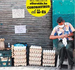  ?? FOTO: JOHNY MAGALLANES ?? Ante la precarieda­d laboral las personas, como este señor en la capital, venden alimentos a las afueras de las empresas cerradas.