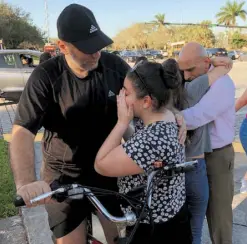  ?? AFP ?? Padres de familia llegaron a la escuela por sus hijos al enterarse del tiroteo/