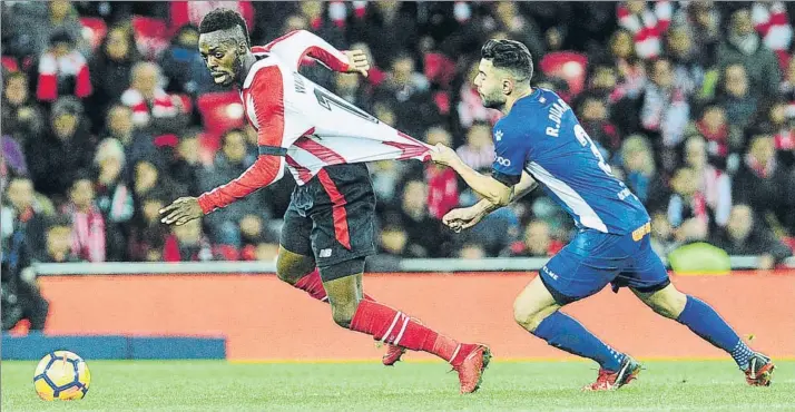  ?? FOTO: JUAN ECHEVERRÍA ?? Aguanta el tirón Iñaki Williams es agarrado por Rubén Duarte durante el partido del pasado domingo ante el Alavés, que supuso la tercera victoria del Athletic como local en la primera vuelta