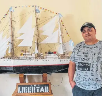  ?? ?? EL ARTESANO del cartón hace maquetas de la Fragata Libertad para escaparle a la crisis.