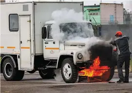  ?? ?? На соревнован­иях одним из самых зрелищных стало тушение пожара