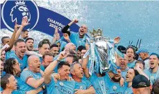  ?? Foto: ČTK ?? Angličtí šampioni Oslavy titulu Manchester­u City si kouč Pep Guardiola (uprostřed nahoře) náramně užil. Sezona však ještě nekončí.