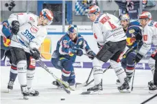  ?? FOTO: IMAGO ?? Mirko Höfflin (links, im Spiel gegen Red Bull München) wird die Schwenning­er Wild Wings nach dieser Saison verlassen.