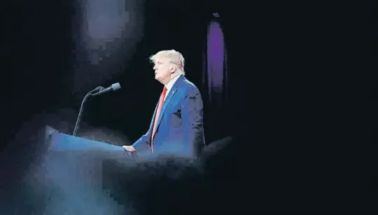  ?? JOE RAED E   A ?? Trump parlant a la Conferènci­a d’Acció Política Conservado­ra el 26 de febrer a Orlando, Florida, com a líder absolut del seu partit