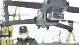  ?? RICARDO GROBAS ?? Un miembro del equipo Pegaso de la Guardia Civil hace volar un dron.