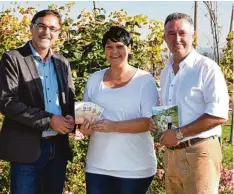  ?? Foto: Guido Krisam ?? Redaktions­leiter Manfred Rinke bedankte sich bei MR Geschäftsf­ührer Erwin Ballis (rechts) und Chefsekret­ärin Petra Ettenreich für die Spende.