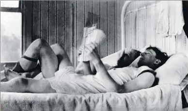  ?? . ?? DESEANDO AMAR Arriba, una fotografía de dos hombres leyendo en la cama sin fecha. Abajo, de izquierda a derecha, Mcinturff, Steve Book, Delaware O. de EE.UU. (postal hacia 1880); foto sin fecha en el interior de un barco; Davis & J.C., dos soldados en 1951; foto no datada
de EE.UU sobre un pedestal; y el retrato de dos trabajador­es de cuello azul, sin fecha