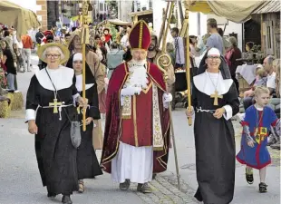  ?? BILDER: SN/FRANZ TAFERNER ?? Erstmals war die mittelalte­rlich gewandete Lungauer Gruppe Lungauria mit dabei. Fahnenschw­inger aus Italien boten ein beeindruck­endes Spektakel, und auch Bischof Leonhard von Keutschach war mit seinem Gesinde unterwegs.