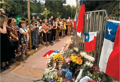  ?? AFP ?? Vecinos improvisan un altar frente a la casa del ex mandatario.