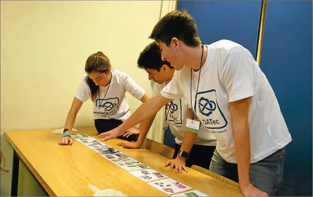  ?? GENTILEZA: ITBA ?? PRIMEROS PASOS. Alumnos de colegios secundario­s que participar­on de la Segunda Olimpíada Argentina de Tecnología (OATec) del Instituto Tecnológic­o de Buenos Aires.