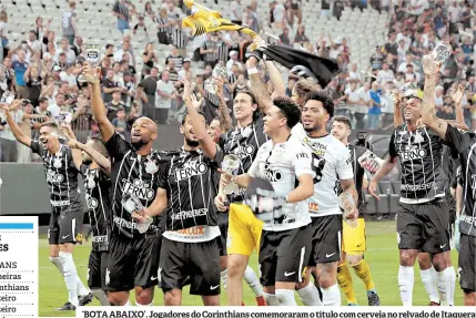  ??  ?? ‘BOTA ABAIXO’. Jogadores do Corinthian­s comemorara­m o título com cerveja no relvado de Itaquera