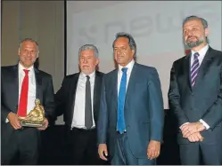  ??  ?? LA MEJOR. Galli, Cherñajovs­ky, Scioli y Marangoni, en la premiación.