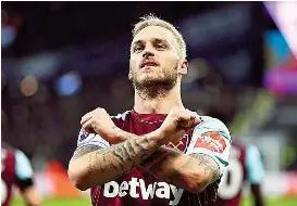  ??  ?? Ein erblondete­r Marko Arnautovic jubelte beim 2: 0 von West Ham über Watford über ein Tor.